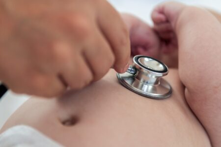 Przyczyny niskiej masy urodzeniowej noworodka i kroki postępowania