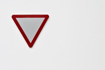 Obliczanie powierzchni trójkąta prostokątnego - Wzory i metody