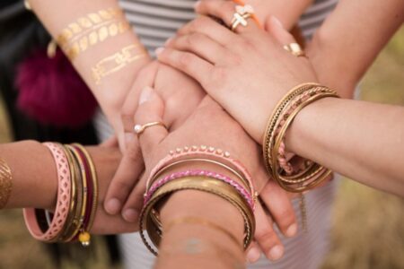 Historia miedzianej biżuterii – dlaczego są tak popularne od wieków?