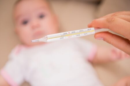 Jak radzić sobie z kaszlem u najmłodszych - praktyczne porady dla rodziców